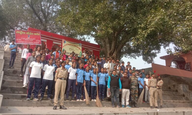 Varanasi News :जगतपुर इंटर कॉलेज वाराणसी के कैडेटों द्वारा दरेखू स्थित तालाब की सफाई