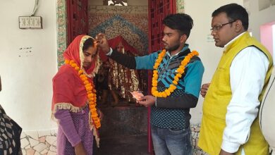 अम्बेडकर नगर न्यूज :  थाना परिसर में बने मंदिर मे प्रेमी युगल ने प्रशासन की मौजूदगी में की शादी 