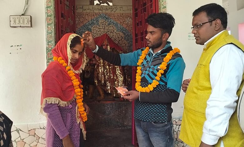 अम्बेडकर नगर न्यूज :  थाना परिसर में बने मंदिर मे प्रेमी युगल ने प्रशासन की मौजूदगी में की शादी 