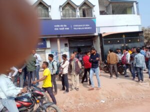 Bihar News : दिनदहाड़े बेतिया स्टेट बैंक ऑफ इंडिया मलाही शाखा में लगभग 10 लाख रूपया की हथियारबंद अपराधियों ने की बैंक डकैती