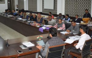 Prayagraj News :जिलाधिकारी की अध्यक्षता में निर्माण कार्यों के प्रगति की समीक्षा बैठक सम्पन्न