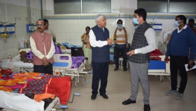 Prayagraj News :जिलाधिकारी ने स्वरूपरानी अस्पताल का किया निरीक्षण