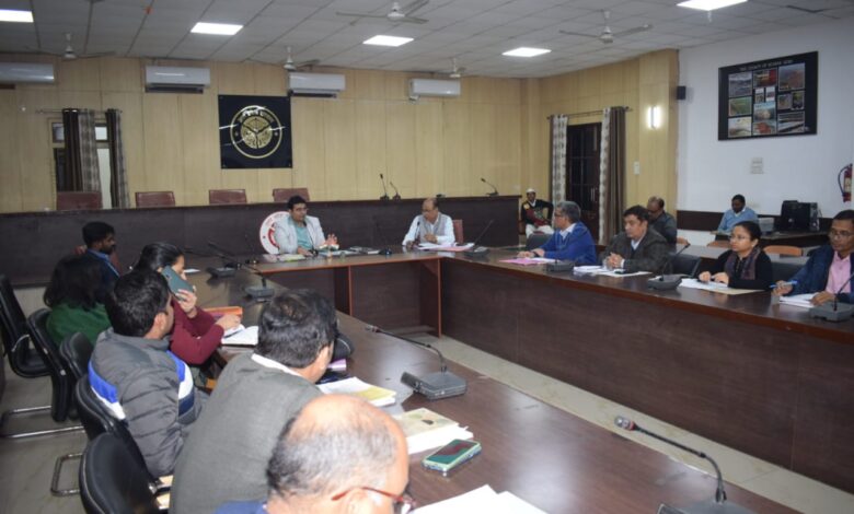 Prayagraj News : जिलाधिकारी ने राजस्व वसूली की प्रगति खराब पाये जाने पर वाणिज्यकर विभाग के दो डिप्टी कमिशनर से स्पष्टीकरण प्रस्तुत करने एवं उप निबंधक सदर द्वितीय का वेतन रोकने के दिए निर्देश
