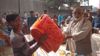 अम्बेडकर नगर न्यूज : ठंड में कंबल पाकर गरीबों के चेहरे पर खुशी की झलक देखी 