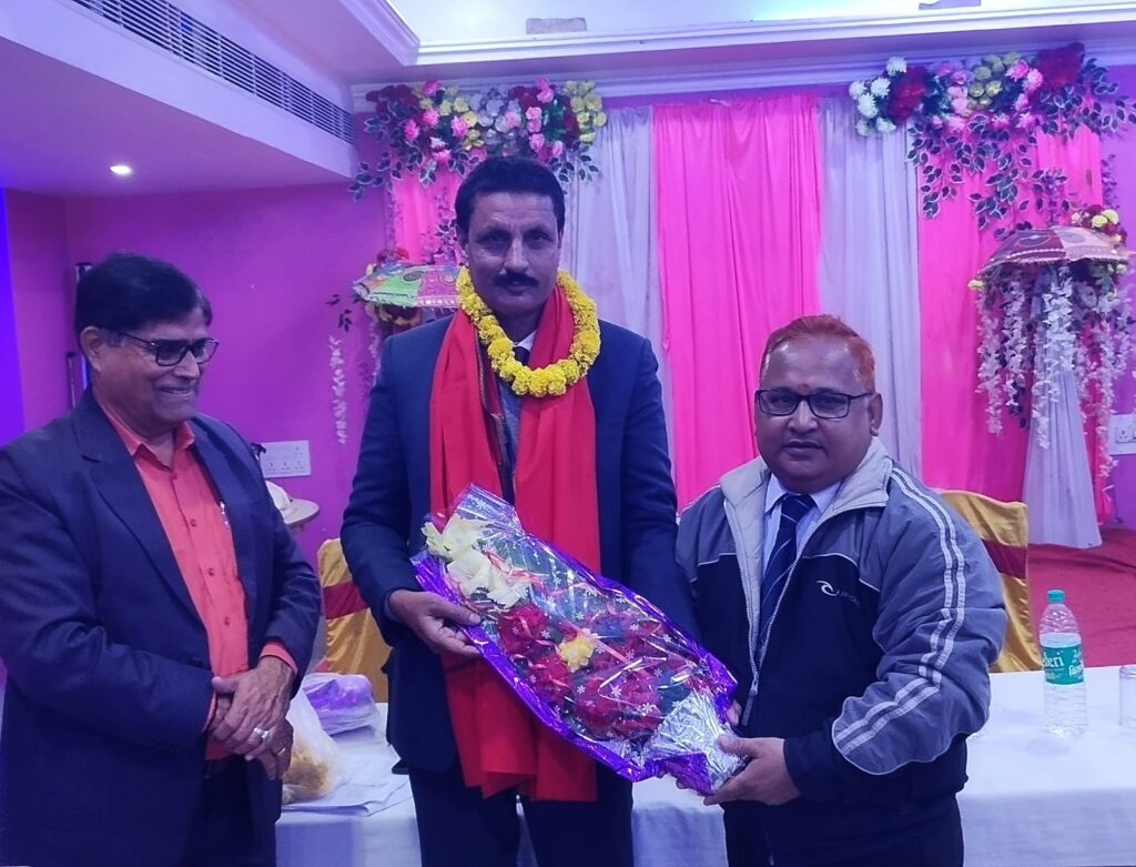 Bihar News-हाजीपुर।भारतीय जीवन बीमा निगम हाजीपुर शाखा के अभिकर्ता दिलीप कुमार सिंह 2012 से लगातार 11 बी बार एमडीआर सदस्य बने
