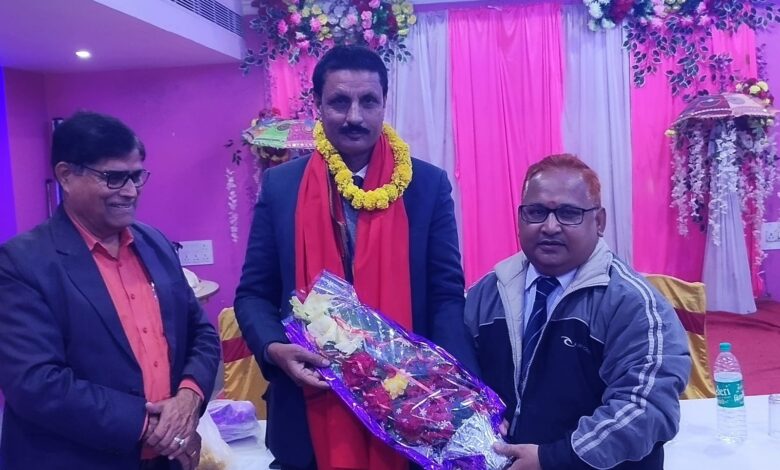 Bihar News-हाजीपुर।भारतीय जीवन बीमा निगम हाजीपुर शाखा के अभिकर्ता दिलीप कुमार सिंह 2012 से लगातार 11 बी बार एमडीआर सदस्य बने