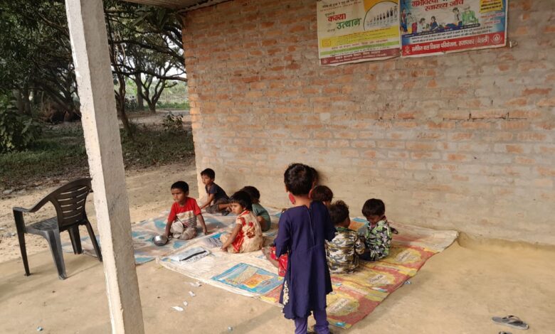 Bihar News-रत्नाकर धर्मपुर पंचायत के आंगनबाड़ी केन्द्र संख्या। 124. पर बच्चों की कुल उपस्थिति मात्र 14. थी