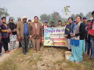 Bihar News-भगवानपुर। स्थानीय लक्ष्मी नारायण महाविद्यालय, भगवानपुर में एन0 एस0 एस0 इकाई के द्वारा पेड़ बचाओ पेड़ लगाओ अभियान के अंतर्गत “वृक्षारोपण” का आयोजन किया गया