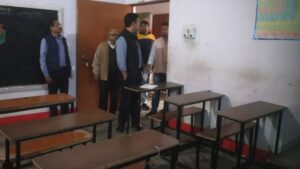 Agra News: निरीक्षण में कमरों के बाहर पढ़ते मिले विद्यार्थी
