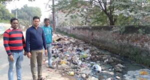 खड़ंजे नालियाँ ना बनने पर वार्ड सदस्यो ने, ग्राम पंचायत के प्रधान और सचिव पर लगाया आरोप