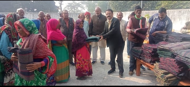 Ambedkar Nagar News: Distribution of blankets done by senior social worker Siddharth Mishra, people's faces blossomed with joy after getting blankets in the cold.