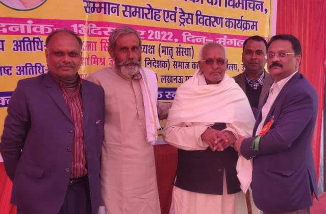 अम्बेडकर नगर न्यूज : विद्यालय रनीवां अध्यापक अध्यापिकाओं को अंग वस्त्र देखकर किया सम्मानित वरिष्ठ समाजसेवी सिद्धार्थ मिश्र