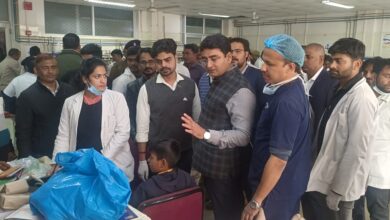 Prayagraj News :जिलाधिकारी ने स्वरूपरानी नेहरू चिकित्सालय पहुंचकर बस दुर्घटना में घायल बच्चों का जाना हाल