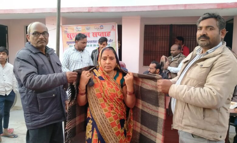 अम्बेडकर नगर न्यूज : सुशासन सप्ताह प्रशासन गाँव की ओर योजनाओं को लेकर ग्रामीणों किया जागरूक तहसीलदार आलापुर सुनील कुमार