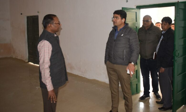 Prayaagraj News : जिलाधिकारी ने मुण्डेरा मण्डी में बनाये गये जैविक बाजार का किया निरीक्षण, दिए आवश्यक दिशा-निर्देश