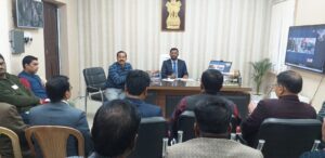 Bihar News विभिन्न विकासात्मक एवं कल्याणकारी योजनाओं के क्रियान्वयन में लाएं तेजी : प्रभारी जिलाधिकारी