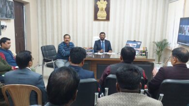 Bihar News विभिन्न विकासात्मक एवं कल्याणकारी योजनाओं के क्रियान्वयन में लाएं तेजी : प्रभारी जिलाधिकारी