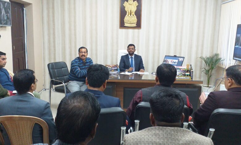 Bihar News विभिन्न विकासात्मक एवं कल्याणकारी योजनाओं के क्रियान्वयन में लाएं तेजी : प्रभारी जिलाधिकारी