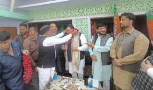 रामपुर विधानसभा सीट पर 5 दिसंबर को उपचुनाव है, इस बीच राज्य अल्पसंख्यक आयोग के अध्यक्ष अशफाक सैफी ने कहा, "भाजपा की डबल इंजन सरकार ने बिना किसी भेदभाव के सभी के लिए काम किया है। आप सभी को रामपुर की सूरत बदलने के लिए अपना योगदान देने के लिए सामने आना चाहिए। *विपक्ष ने हिंदू-मुस्लिमों के बीच गहरी खाई पैदा की" अशफाक सैफी* राज्य अल्पसंख्यक आयोग के अध्यक्ष अशफाक सैफी ने कहा, "विपक्ष ने केवल वोट हासिल करने के लिए हिंदुओं और मुसलमानों के बीच एक गहरी खाई पैदा कर दी है, बीजेपी सरकार ने ऐसा कोई फैसला नहीं लिया है, जिसमें पसमांदा समुदाय के लोगों को शामिल न किया गया हो, उन्हें बीजेपी की हर योजना का लाभ मिला है।" 2017 से पहले राज्य की क्या स्थिति थी और उसके बाद से यह कैसे बदल गया है, इससे सभी वाकिफ हैं। *"माफियाओं और डकैतों के कब्जे में थे थाने"* अशफाक सैफी ने कहा कि पहले थाने माफियाओं और डकैतों के कब्जे में थे। भाजपा ने राज्य में एक बार फिर कानून का राज स्थापित किया और रामपुर के लोगों के लिए लखनऊ के दरवाजे हमेशा खुले हैं। लोगों को आगाह करते हुए कि चुनाव से पहले अन्य दलों के नेता लोगों के बीच गलत सूचना फैलाने की कोशिश करेंगे, अशफाक सैफी ने कहा कि प्रधानमंत्री नरेंद्र मोदी एकमात्र ऐसे नेता हैं जिन्होंने 'सबका साथ, सबका विकास और सबका विश्वास' का नारा दिया है।