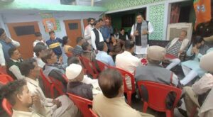 रामपुर विधानसभा सीट पर 5 दिसंबर को उपचुनाव है, इस बीच राज्य अल्पसंख्यक आयोग के अध्यक्ष अशफाक सैफी ने कहा, "भाजपा की डबल इंजन सरकार ने बिना किसी भेदभाव के सभी के लिए काम किया है। आप सभी को रामपुर की सूरत बदलने के लिए अपना योगदान देने के लिए सामने आना चाहिए। *विपक्ष ने हिंदू-मुस्लिमों के बीच गहरी खाई पैदा की" अशफाक सैफी* राज्य अल्पसंख्यक आयोग के अध्यक्ष अशफाक सैफी ने कहा, "विपक्ष ने केवल वोट हासिल करने के लिए हिंदुओं और मुसलमानों के बीच एक गहरी खाई पैदा कर दी है, बीजेपी सरकार ने ऐसा कोई फैसला नहीं लिया है, जिसमें पसमांदा समुदाय के लोगों को शामिल न किया गया हो, उन्हें बीजेपी की हर योजना का लाभ मिला है।" 2017 से पहले राज्य की क्या स्थिति थी और उसके बाद से यह कैसे बदल गया है, इससे सभी वाकिफ हैं। *"माफियाओं और डकैतों के कब्जे में थे थाने"* अशफाक सैफी ने कहा कि पहले थाने माफियाओं और डकैतों के कब्जे में थे। भाजपा ने राज्य में एक बार फिर कानून का राज स्थापित किया और रामपुर के लोगों के लिए लखनऊ के दरवाजे हमेशा खुले हैं। लोगों को आगाह करते हुए कि चुनाव से पहले अन्य दलों के नेता लोगों के बीच गलत सूचना फैलाने की कोशिश करेंगे, अशफाक सैफी ने कहा कि प्रधानमंत्री नरेंद्र मोदी एकमात्र ऐसे नेता हैं जिन्होंने 'सबका साथ, सबका विकास और सबका विश्वास' का नारा दिया है।