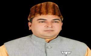 रामपुर विधानसभा सीट पर 5 दिसंबर को उपचुनाव है, इस बीच राज्य अल्पसंख्यक आयोग के अध्यक्ष अशफाक सैफी ने कहा, "भाजपा की डबल इंजन सरकार ने बिना किसी भेदभाव के सभी के लिए काम किया है। आप सभी को रामपुर की सूरत बदलने के लिए अपना योगदान देने के लिए सामने आना चाहिए।  *विपक्ष ने हिंदू-मुस्लिमों के बीच गहरी खाई पैदा की" अशफाक सैफी*  राज्य अल्पसंख्यक आयोग के अध्यक्ष अशफाक सैफी ने कहा, "विपक्ष ने केवल वोट हासिल करने के लिए हिंदुओं और मुसलमानों के बीच एक गहरी खाई पैदा कर दी है, बीजेपी सरकार ने ऐसा कोई फैसला नहीं लिया है, जिसमें पसमांदा समुदाय के लोगों को शामिल न किया गया हो, उन्हें बीजेपी की हर योजना का लाभ मिला है।" 2017 से पहले राज्य की क्या स्थिति थी और उसके बाद से यह कैसे बदल गया है, इससे सभी वाकिफ हैं।  *"माफियाओं और डकैतों के कब्जे में थे थाने"*  अशफाक सैफी ने कहा कि पहले थाने माफियाओं और डकैतों के कब्जे में थे। भाजपा ने राज्य में एक बार फिर कानून का राज स्थापित किया और रामपुर के लोगों के लिए लखनऊ के दरवाजे हमेशा खुले हैं। लोगों को आगाह करते हुए कि चुनाव से पहले अन्य दलों के नेता लोगों के बीच गलत सूचना फैलाने की कोशिश करेंगे, अशफाक सैफी ने कहा कि प्रधानमंत्री नरेंद्र मोदी एकमात्र ऐसे नेता हैं जिन्होंने 'सबका साथ, सबका विकास और सबका विश्वास' का नारा दिया है।