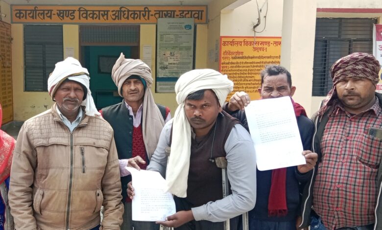 Etawah News: Villagers accused employment servant of grabbing wages