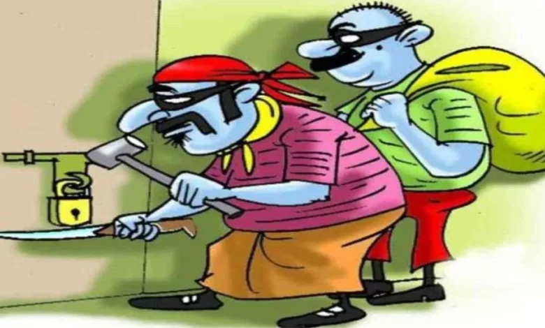 Etawah News: Theft, cash and jewelery stolen from the house of a youth injured in acid attack