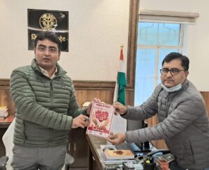 Prayaagraj News :नए साल पर राजीव ने अपनी पुस्तक 'रक्तदान में जिंदगी' जिलाधिकारी को किया भेंट
