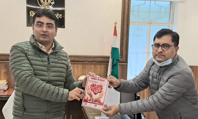 Prayaagraj News :नए साल पर राजीव ने अपनी पुस्तक 'रक्तदान में जिंदगी' जिलाधिकारी को किया भेंट