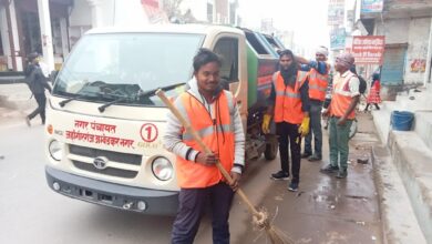 Ambedkar Nagar News- भीषण शीतलहरी के बावजूद निरन्तर स्वच्छता अभियान जारी