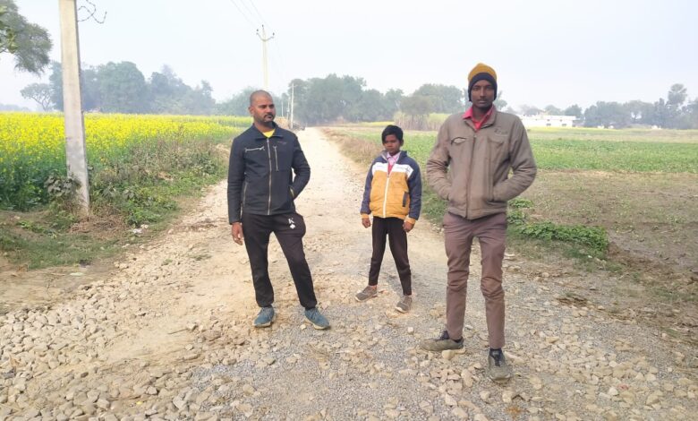 अम्बेडकर नगर न्यूज : मुबारकपुर पिकार यादव बस्ती में सड़क मार्ग पर बड़े-बड़े गड्ढे व गिटटे उखड़ने से राहगीर को आवागमन में हो रही परेशानी