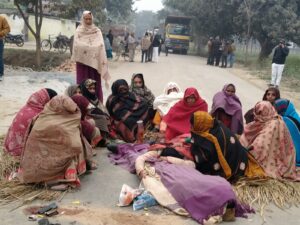 अम्बेडकर नगर न्यूज: बाइक सवार होमगार्ड को डम्पर ने रौंदा