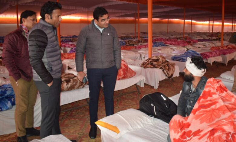 Prayaagraj News : जिलाधिकारी एवं मेलाधिकारी ने मेला क्षेत्र का किया निरीक्षण