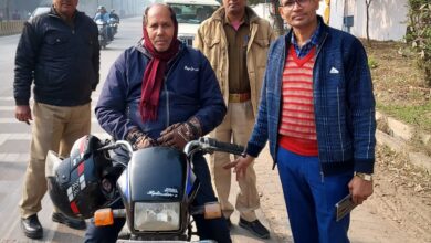 Prayaagraj News:’’सड़क सुरक्षा माह’’ के अन्तर्गत वाहन चालकों को वाहन चलाते समय मोबाइल फोन का प्रयोग न करने हेतु किया गया जागरूक