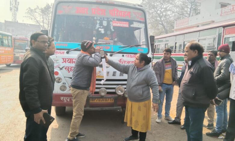 Prayaagraj News:'सड़क सुरक्षा माह' के अंतर्गत सड़कों पर वाहन चलाने वाले वाहन चालकों को जागरूक किया