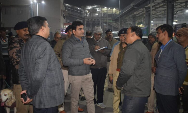 Prayagraj News :जिलाधिकारी ने मकर संक्रांति स्नान पर्व के दृष्टिगत रेलवे स्टेशन सहित कई अन्य क्षेत्रों का भ्रमण कर यात्रियों के लिए बनाये गये आवागमन मार्गों एवं होल्डिंग एरिया का किया निरीक्षण