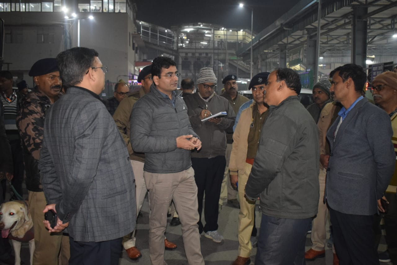 Prayagraj News :जिलाधिकारी ने मकर संक्रांति स्नान पर्व के दृष्टिगत रेलवे स्टेशन सहित कई अन्य क्षेत्रों का भ्रमण कर यात्रियों के लिए बनाये गये आवागमन मार्गों एवं होल्डिंग एरिया का किया निरीक्षण