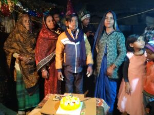 अम्बेडकर नगर न्यूज : केक काटा व गांव को दी दावत डीजे की धुन पर थिरके लोग