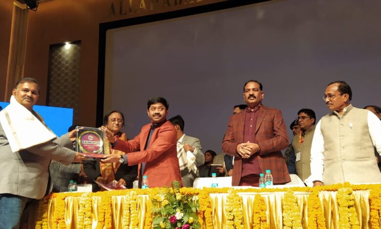 Prayaagraj News :मा0 मंत्री जी ने एक दिवसीय ग्लोबल इंवेस्टर्स समिट कार्यक्रम का दीप प्रज्जवलन कर किया शुभारम्भ