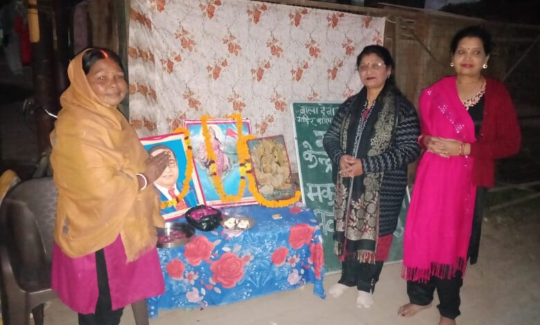 Prayagraj News :ज्वाला देवी सरस्वती विद्या मंदिर सुभाष नगर प्रयागराज द्वारा आयोजित संस्कार केंद्र काशीराम कॉलोनी में मकर संक्रांति का कार्यक्रम हर्षोल्लास के साथ मनाया गया