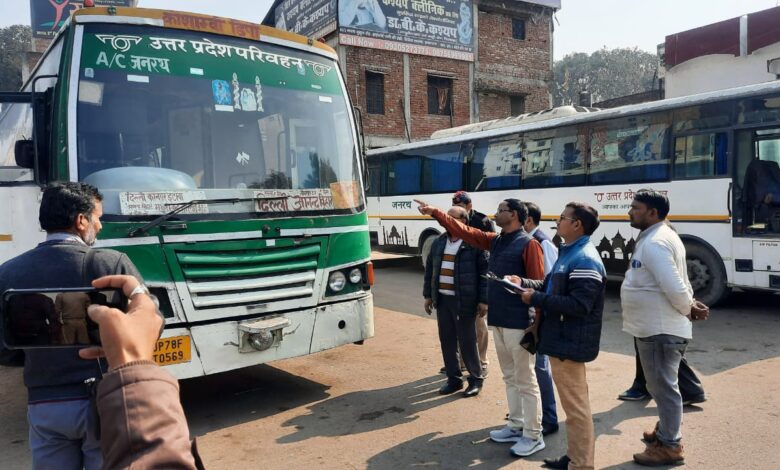 Prayaagraj News :सिविल लाइन्स बस स्टैंड पर सड़क सुरक्षा मानकों की जानकारी दी गई