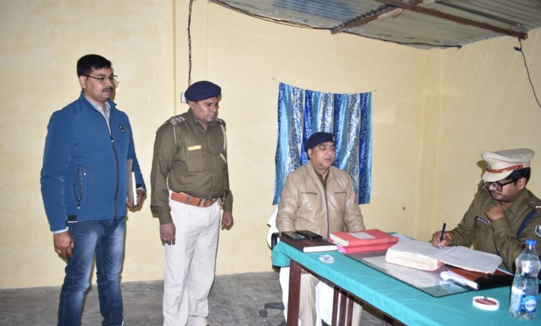 Bihar News पुलिस अधीक्षक ने पुरुषोत्तमपुर थाना का किया निरीक्षण