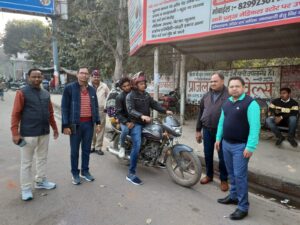 Prayagraj News :सड़क सुरक्षा माह कार्यक्रम के अंतर्गत गुरुवार को दुपहिया वाहनों पर तीन सवारी के विरुद्ध चेकिंग अभियान चलाया गया