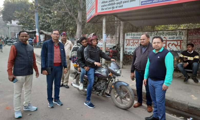 Prayagraj News :सड़क सुरक्षा माह कार्यक्रम के अंतर्गत गुरुवार को दुपहिया वाहनों पर तीन सवारी के विरुद्ध चेकिंग अभियान चलाया गया