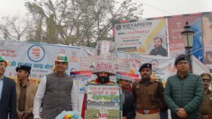Prayagraj News : सुभाष चन्द्र बोस की 126 वीं जयन्ती के अवसर पर सुभाष चन्द्र बोस चैराहा सिविल लाइन में मानव श्रंखला बनाकर दिया गया सड़क सुरक्षा का संदेश