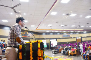 Prayaagraj News :मण्डलायुक्त ने उत्तर प्रदेश दिवस के अवसर पर आयोजित तीन दिवसीय कार्यक्रम का दीप प्रज्जवलन कर किया शुभारम्भ