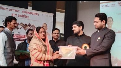 अम्बेडकर नगर न्यूज:  जिला अधिकारी ने सफाई कर्मचारी महिमा देवी को प्रशस्ति पत्र देकर किया सम्मानित