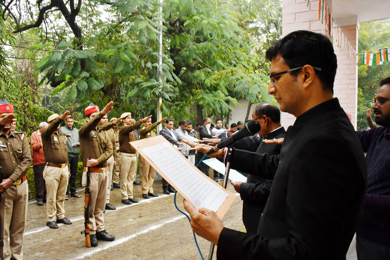 Prayaagraj News : मण्डलायुक्त ने गणतंत्र दिवस के अवसर पर आयुक्त कार्यालय में ध्वज फहराया