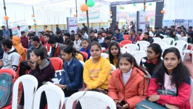 Prayaagraj News : सेंट कोलम्बस स्कूल में छात्राओं व अध्यापकों को दिखाया गया परीक्षा पे चर्चा का सजीव प्रसारण