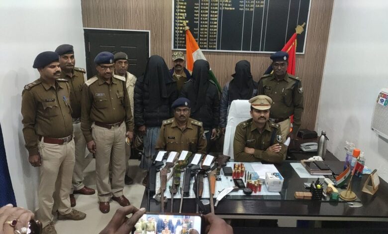 Bihar News भारी मात्रा में अवैद्य शास्त्र एवं कारतूस के साथ तीन लोग गिरफ्तार 